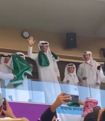 أمير قطر يتوشح العلم السعودي