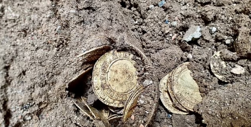 لن تصدق ..كوب قهوة يقود زوجين إلى كنز داخل أرضية منزلهما.. بأكثر من 16 مليون جنيه