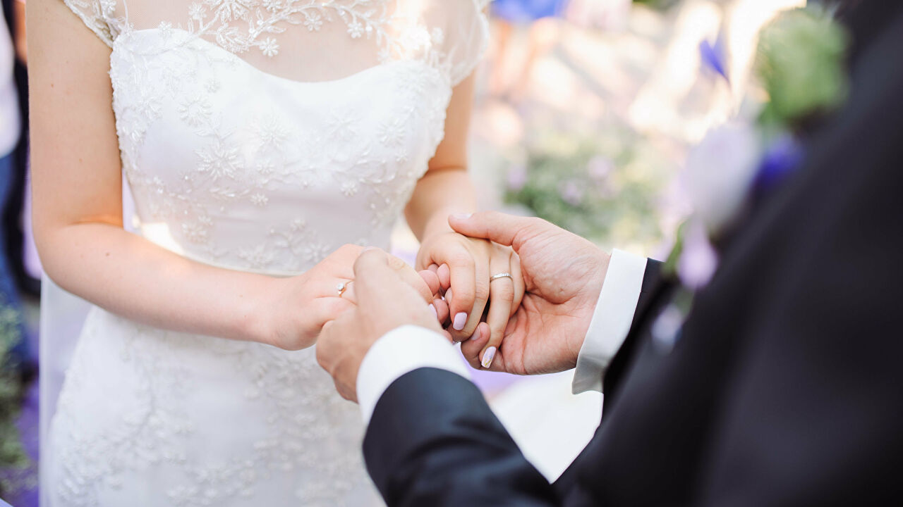 سيدة مصرية تتعرض لموقف قاسي بعد وصولها السعودية بثوب زفافها  وما حدث لها في مطار الرياض صدم الجميع!