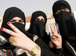 خبير تجميل يصدم الجميع ويكشف ماهو اكثر شئ تطلبه نساء السعودية داخل عيادات التجميل !!