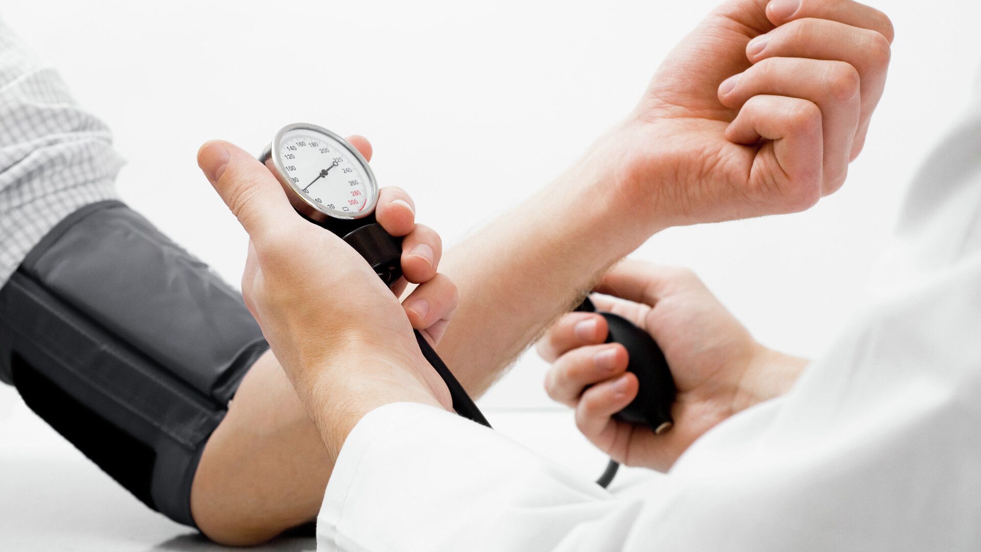 هآم لمرضى الضغط ..طبيب سعودي يكشف عن 4 أسباب لارتفاع ضغط الدم حتى مع تناول العلاج