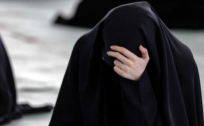 هل صوت المرأة عورة ؟ مفتي السعودية يحسم الجدل ويكشف أمر مذهل