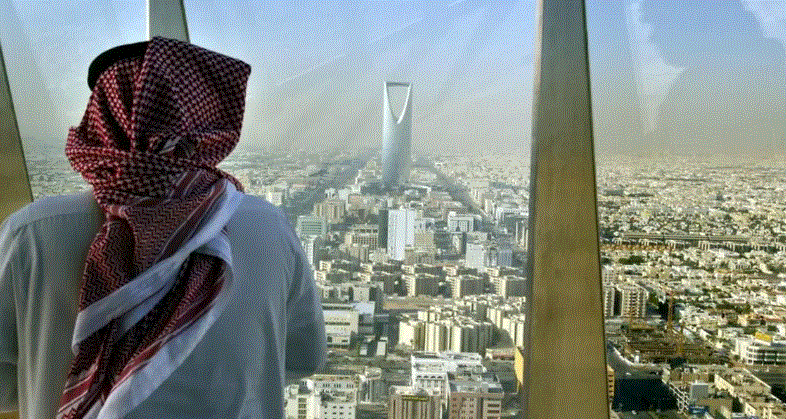 سعودي طلق زوجته الجميلة بعدما اكتشف حقيقة فعلتها مع صديقيه وهو نائم .. ما قامت به يشيب له شعر الرأس !