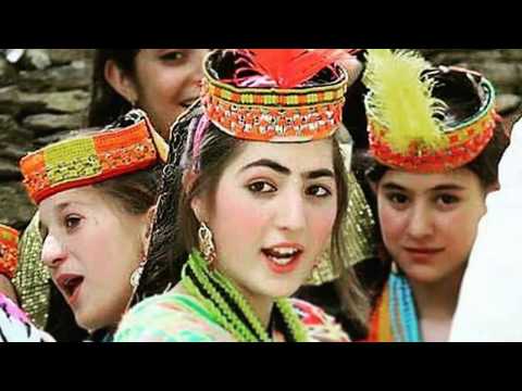 أغرب قبيلة في العالم.. نساؤها كأنهن من الحور العين.. الفتاة تخطب زوجها وتجمع بين رجلين .. وما يفعلونه بالمراهقات صادم