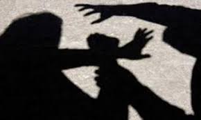 صدمة العمر .. شاب خطف ابنة جاره قبل زفافها بساعات قليلة وعندما كشف عن وجهها شاهد ما أصابه بالجنون! 