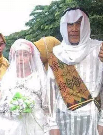 رجل كبير بالسن يتزوج من فتاة اصغر من ب60 سنة بعد قصة حب استمرت 3 سنوات .. صورة