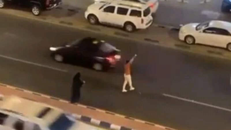 لأول مرة في تاريخ السعودية شاب يفاجىء الجميع  واثار اعجاب السعوديين في مواقع التواصل لقيامه بهذا الفعل !