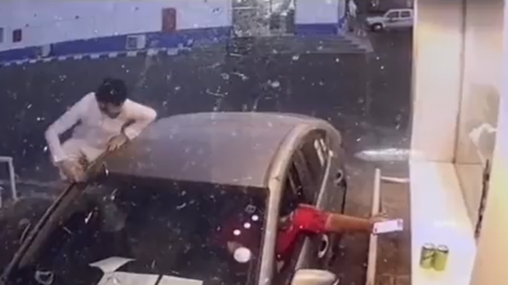 تعليق ناري لأمير سعودي بأبيات من الشعر على فيديو طريف لشاب يقفز على السيارة لدفع الحساب عن صديقه..لن تصدق ما قال!