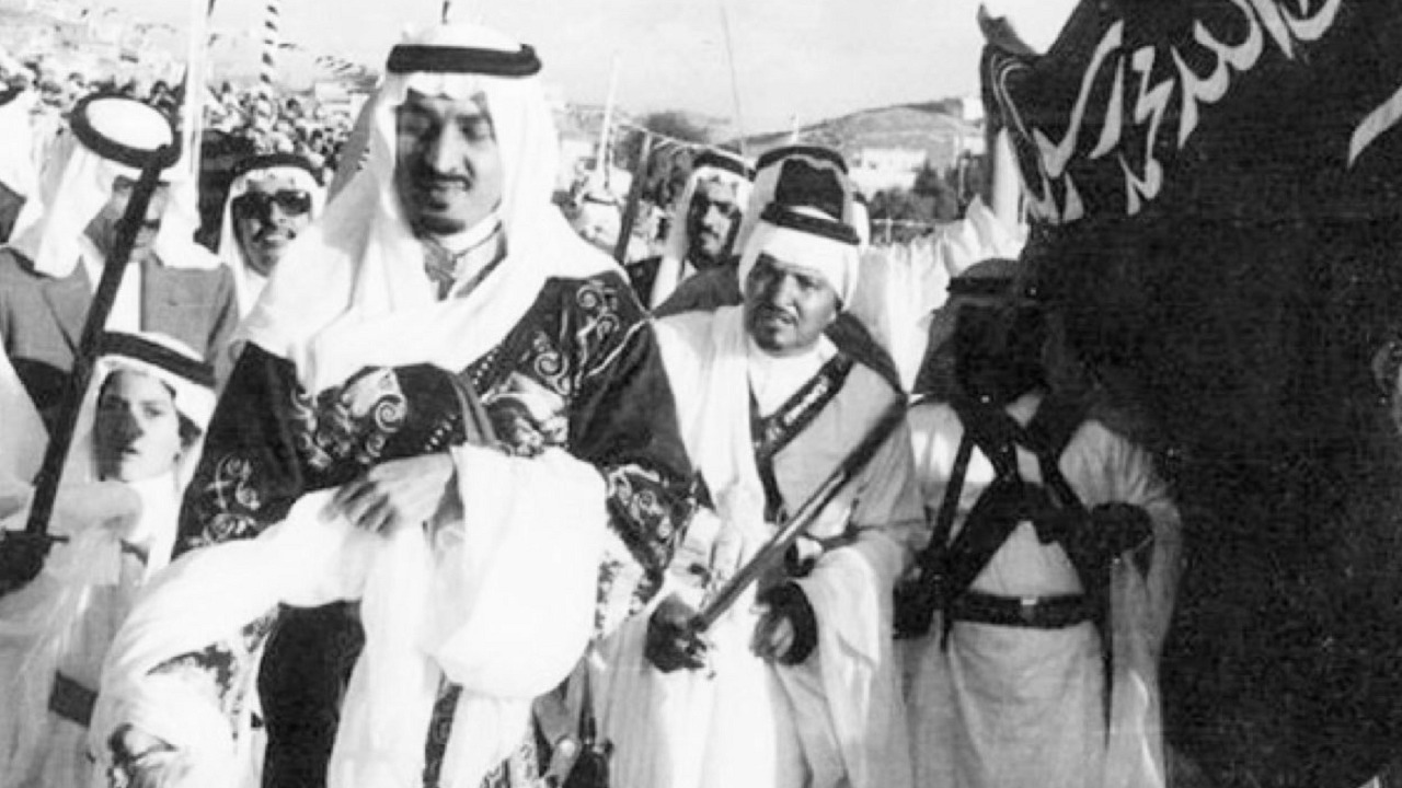 شاهد صورة تاريخية نادرة للأمير السعودي خالد الفيصل وهو يؤدي العرضة النجدية في أبها