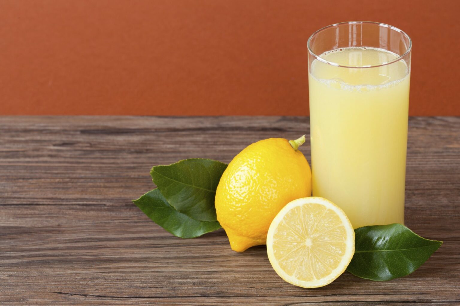 معجزة حقيقية.. 10 أسباب ستجعلكم تشربون الماء مع الليمون كل يوم في الصباح..تعرف عليها ولن تندم