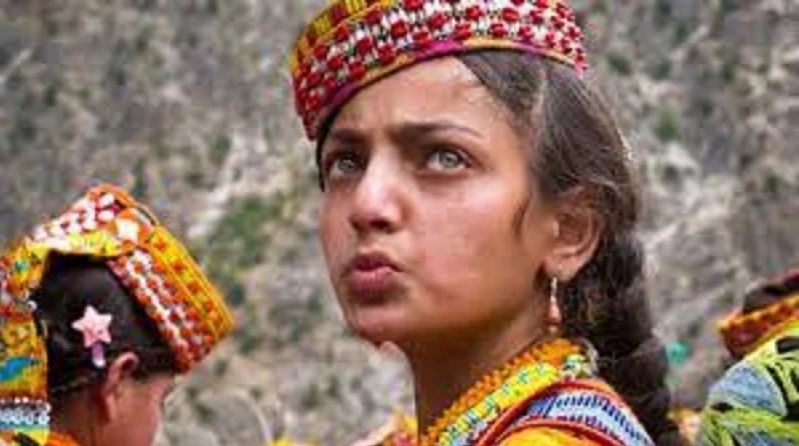اخطر قبيلة في العالم .. رجالها ونسائها عريانين تماماً وما يفعلونه بالفتيات المراهقات عند البلوغ لا يتخيله عقل.!