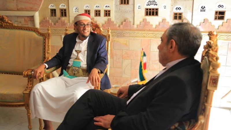  إيرلو في لقاء مع أحد الإرهابيين الموالين للقاعدة في صنعاء