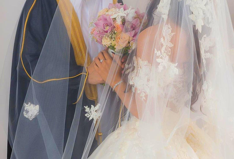 مفاجئة من العيار الثقيل..شاهد عروسته في شهر العسل « تحّلق ذقنها» فلما اقترب منها ووضع يده فوق كتفها كانت الصدمة التي دمرت حياته !؟