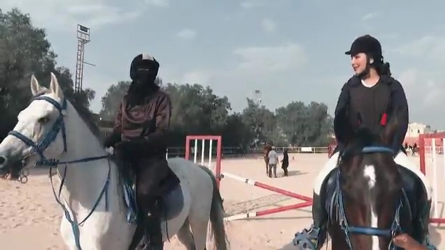 شاهد سعوديات يُبهرن الجميع ويمارسن رياضة ركوب الخيل وقفز الحواجز بصورة مذهلة