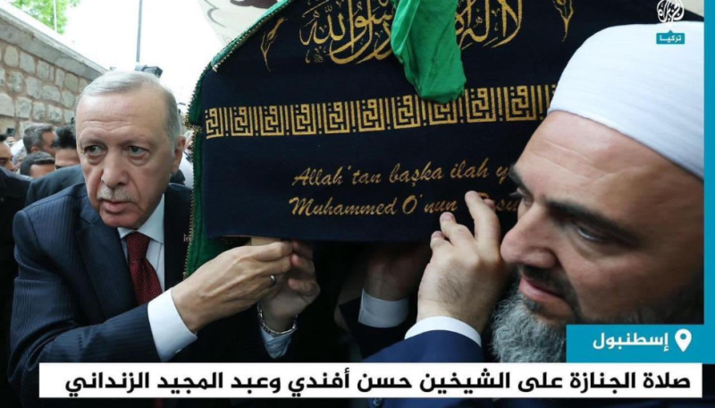  الرئيس التركي يحمل جثمان عبدالمجيد الزنداني على كتفه..شاهد الصورة