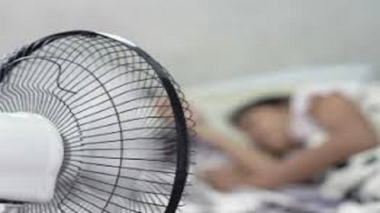 أضرار خطيرة للنوم أمام المروحة