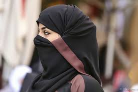 ليلة الدخلة .. حسناء سعودية تطلب الطلاق بعدما خلع العريس كل ملابسه .. وما فعله بها في أول ليلة جن جنونها !
