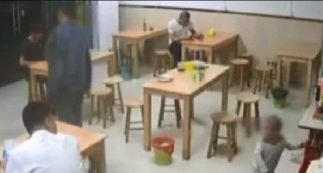يترك طفلته رهن في المطعم