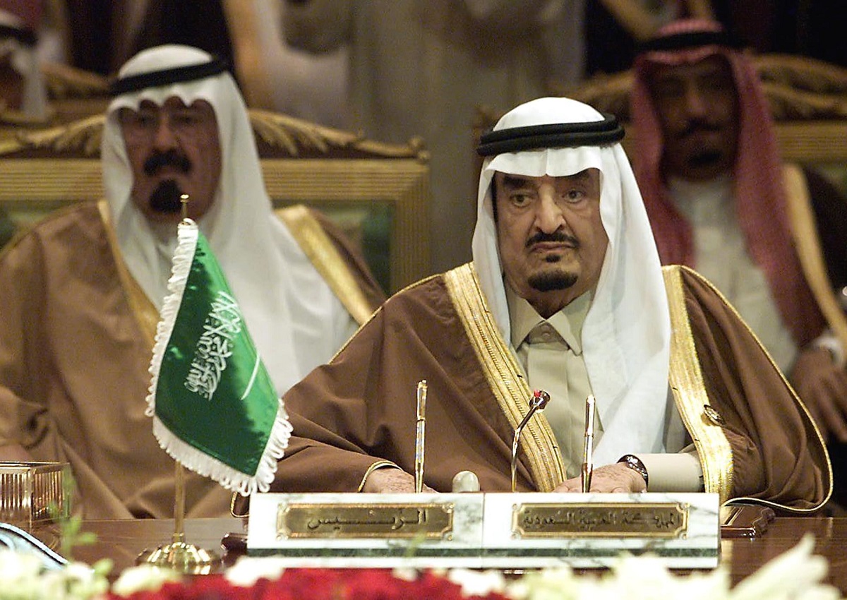 صورة نادرة للملك السعودي فهد وبحضنه ابنة الملك سلمان الجميلة الاميرة حصة..شاهد
