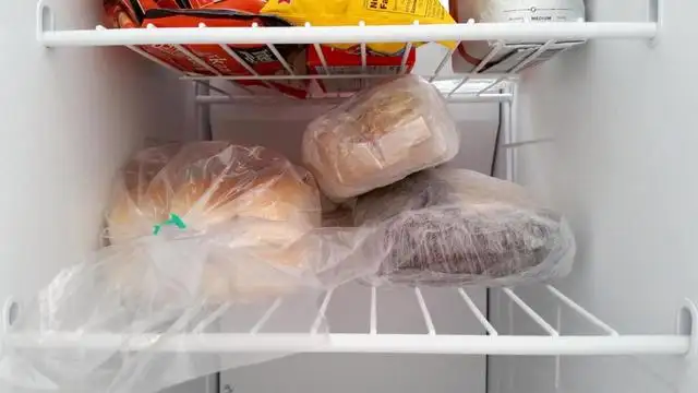 خبز في الثلاجة