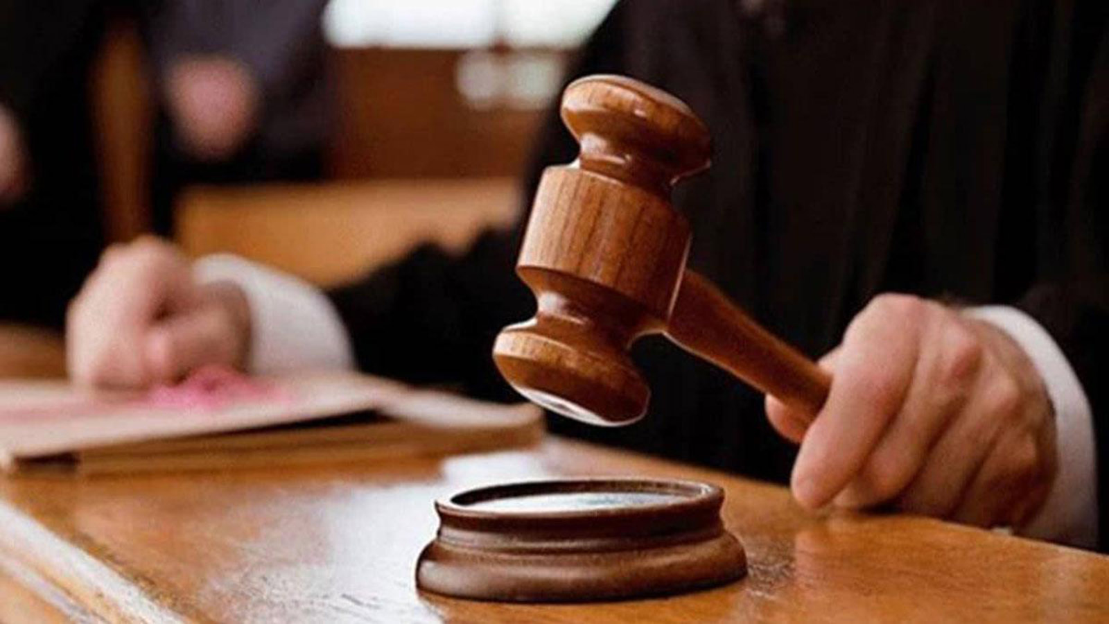 دكتور جامعي في دولة خليجية يقوم بعمل فاضح و محرم مع ابن اخيه .. لن تصدق ماذا فعل به؟
