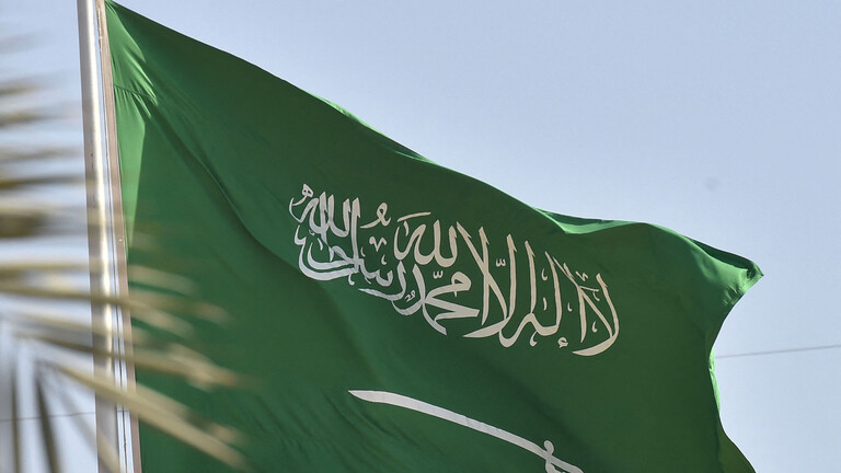 اخصائي سعودي يكشف عن فيتامين يؤدي نقصه إلى الشيب المبكر وفقر الدم وتلف الأعصاب