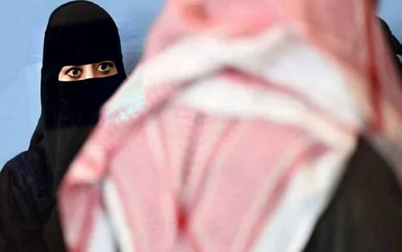 لن تصدق ما قامت به زوجة سعودية بعدما رفض الزوج ان يستمع الى كلامها ويطرد اهله من البيت!