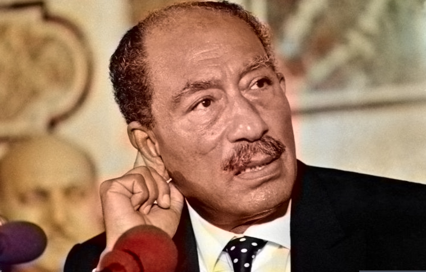 لن تصدق ماهي المكافأة الضخمة التي قدمها السادات للجاسوس رأفت الهجان «الحقيقي» الذي خدع الموساد 20 عاما ؟ .. تفاصيل مثيرة