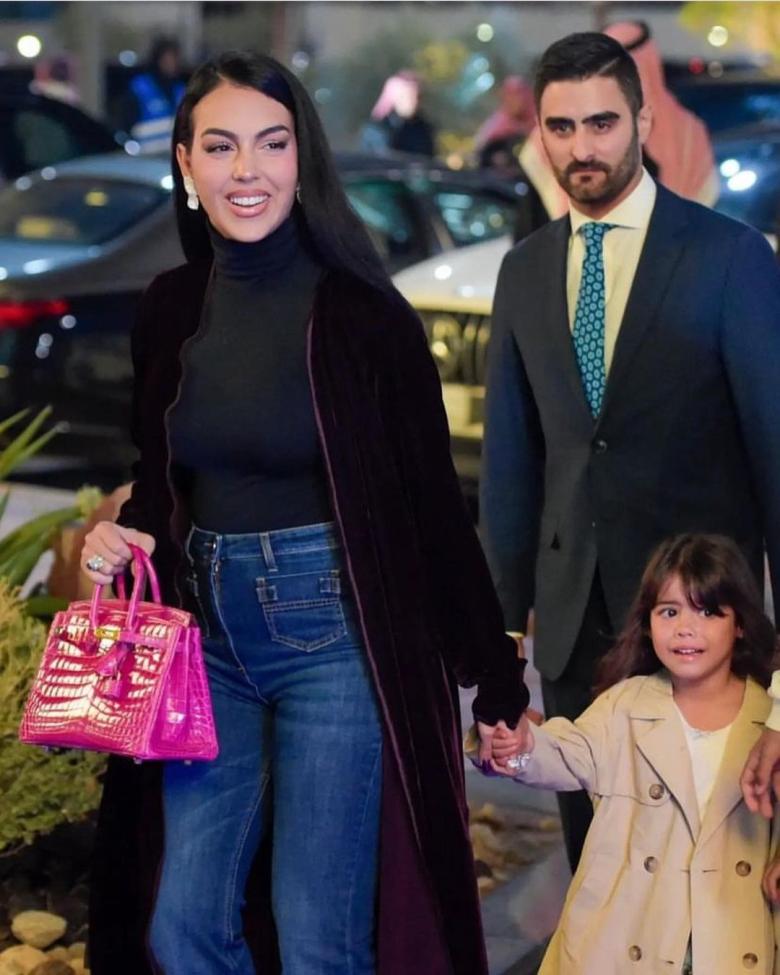 شاهد جورجينا تلتقط صور مع شابة سعودية وتكرمها بهدية ثمينة