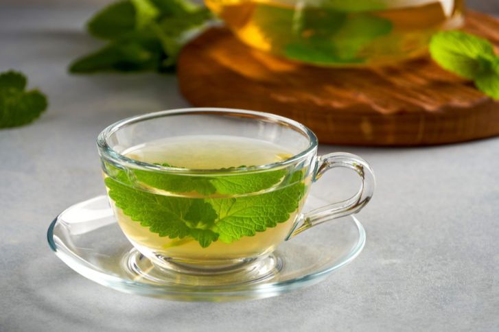 وداعاً للأرق.. عشبة إذا وضعتها في كوب شاي وتناولته قبل النوم فإنها تعالج الأرق وتخلصك من الاضطرابات والتوتر وتمنع توقف التنفس أثناء النوم