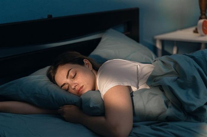 إنتبه على صحتك .. هذا ما يحدث لجسمك عند النوم على وسادة مرتفعة؟
