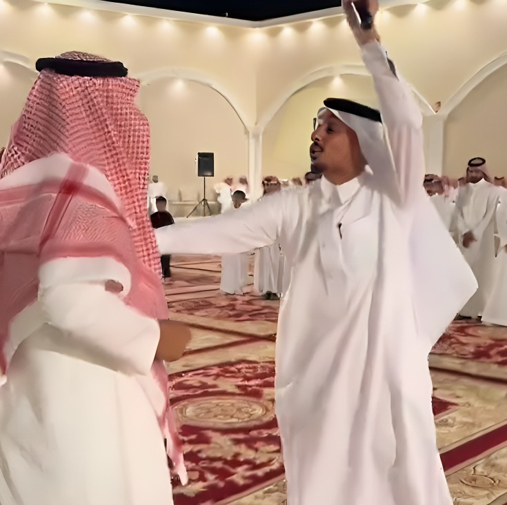 شاهد: مواطن سعودي يهدي ساعته رولكس لعريس ويحلف بالطلاق ما ترجع.. وماحدث بعدها صدم الجميع !!
