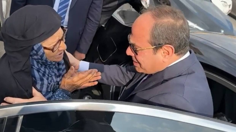 ردة فعل صادمة لرئيس المصري لحظة رؤيته سيدة مسنة تفترش الشارع..شاهد ماذا فعل
