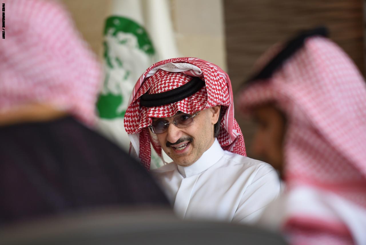 شاهد ساعة الأمير السعودي الوليد بن طلال آل سعود تثير موجة جدل واسع ..ستنصدم عند معرفتك كم سعرها