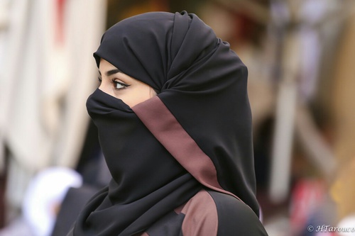 فتاة سعودية تقع في غرام شاب وسيم يعمل في محل لبيع العطور .. وهذا ما طبت منه بكل جرأة !