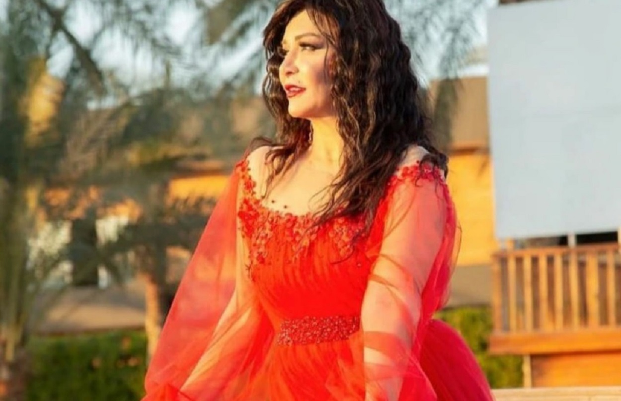 فنانة شهيرة تعترف بدون خجل وتكشف السر : عادل إمام قطعني بوس على السرير بموافقة زوجته ..  تعرف عليها ؟
