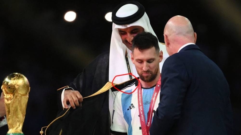 لن تتوقع ماذا قال الشيخ تميم لـ ميسي وهو يلبسه العباءة العربية أثناء تتويجه بكأس العالم..ماقاله آثار جدلا واسع