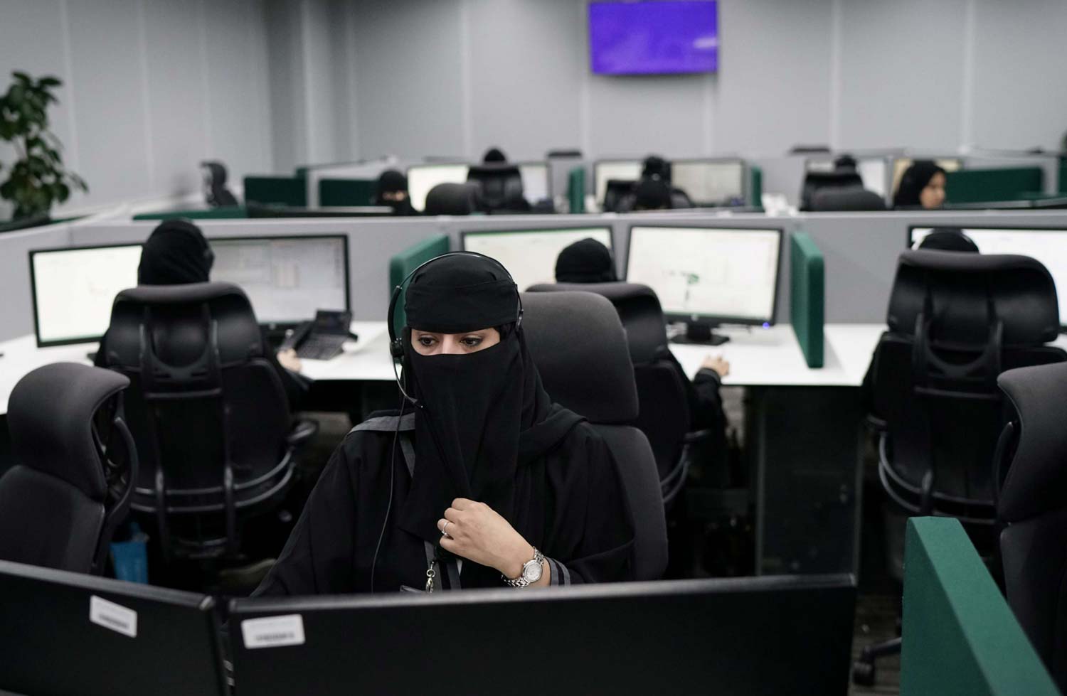 أغرب مقابلة عمل في السعودية...طرد فتاة من الوظيفة بسبب هذا الأمر الصادم !!