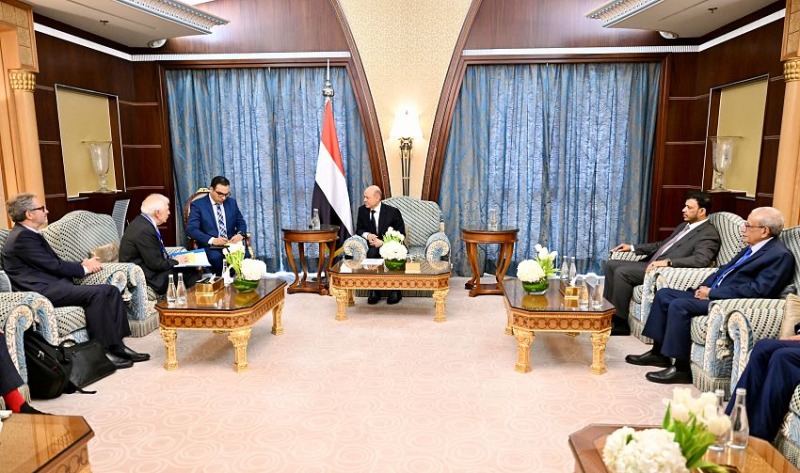 اليمن : الرئيس العليمي يفاجئ الجميع ويكشف عن مستجدات جديدة بشأن محاورات السلام مع الحوثيين
