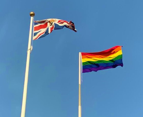 علم المثليين إلى جانب العلم البريطاني