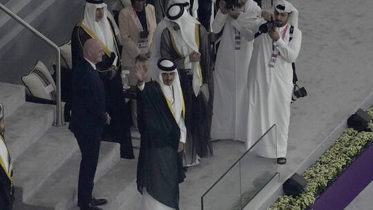 فتاة جميلة تقف أمام أمير قطر وتعبر عن فخرها به ..لن تصدق كيف كانت ردة فعلة 