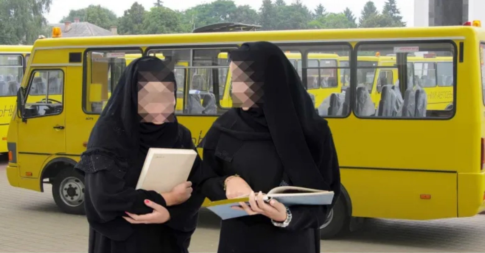 يحدث في السعودية.. سائق يمارس هذه العادة مع طالبات الجامعة منذ 10 سنوات في الحافلة .. صادم وغير متوقع (شاهد الصور)