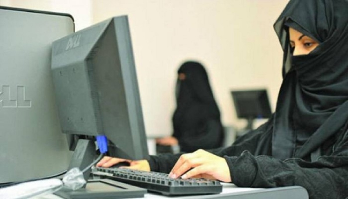 حدث في المملكة..سعودي يكتشف ما يحدث لزوجته الموظفة بمجرد أن تستلم راتبها البالغ 6 آلاف ريال سعودي