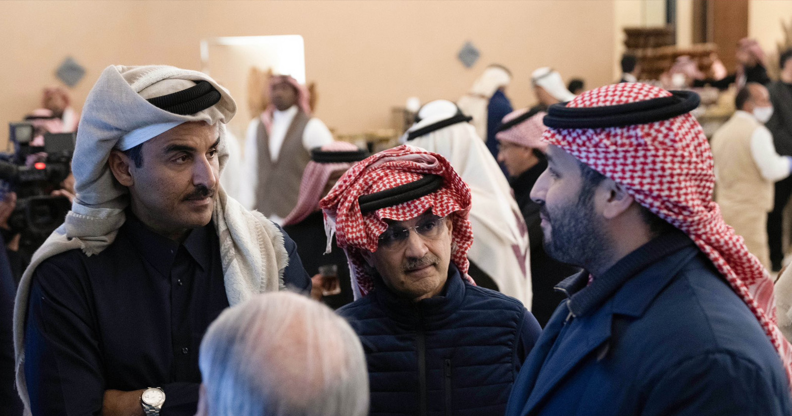 لن تصدق ماذا فعل أمير قطر مع الوليد بن طلال في حضرة ولي العهد السعودي الأمير محمد بن سلمان؟..شاهد