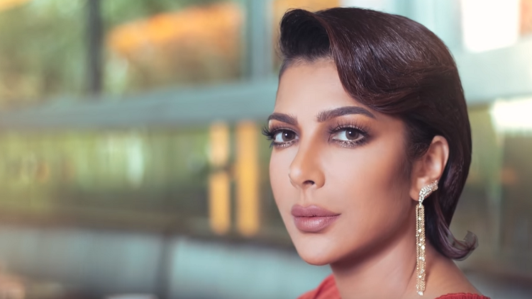 شاهد ..الفنانة أصالة تشعل ضجة واسعة بعد ظهورها وهي تشعل السيجارة وتدخن في سعودي آيدول