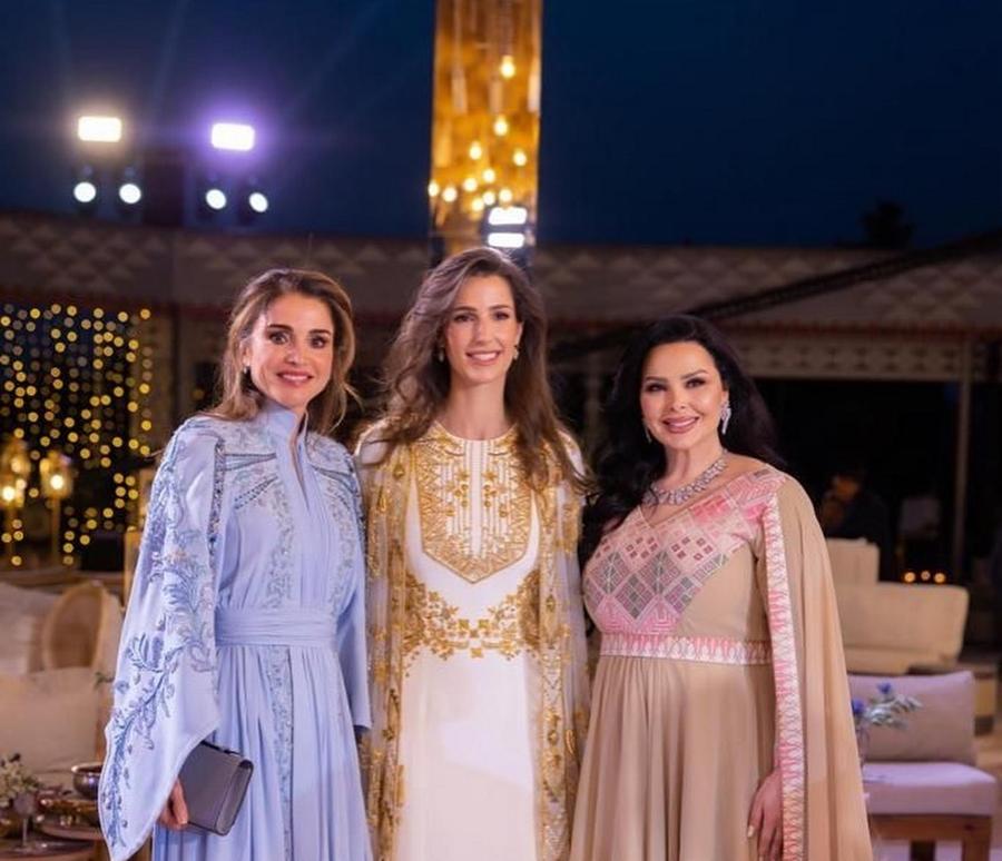 الملكة رانيا ورجوة آل السيف مع ديانا كرزون 