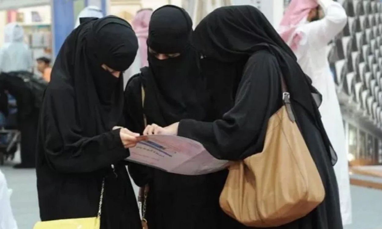 طالبة سعودية قاصر كانت تشعر بألم شديد في بطنها فنقلوها إلى المستشفى .. وعندما فحصها الأطباء كانت الكارثه التي هزت المملكة !