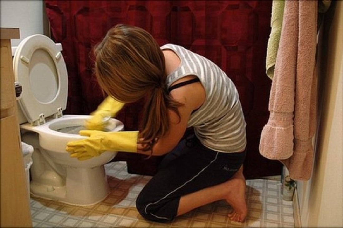 فتاة تنظف المرحاض