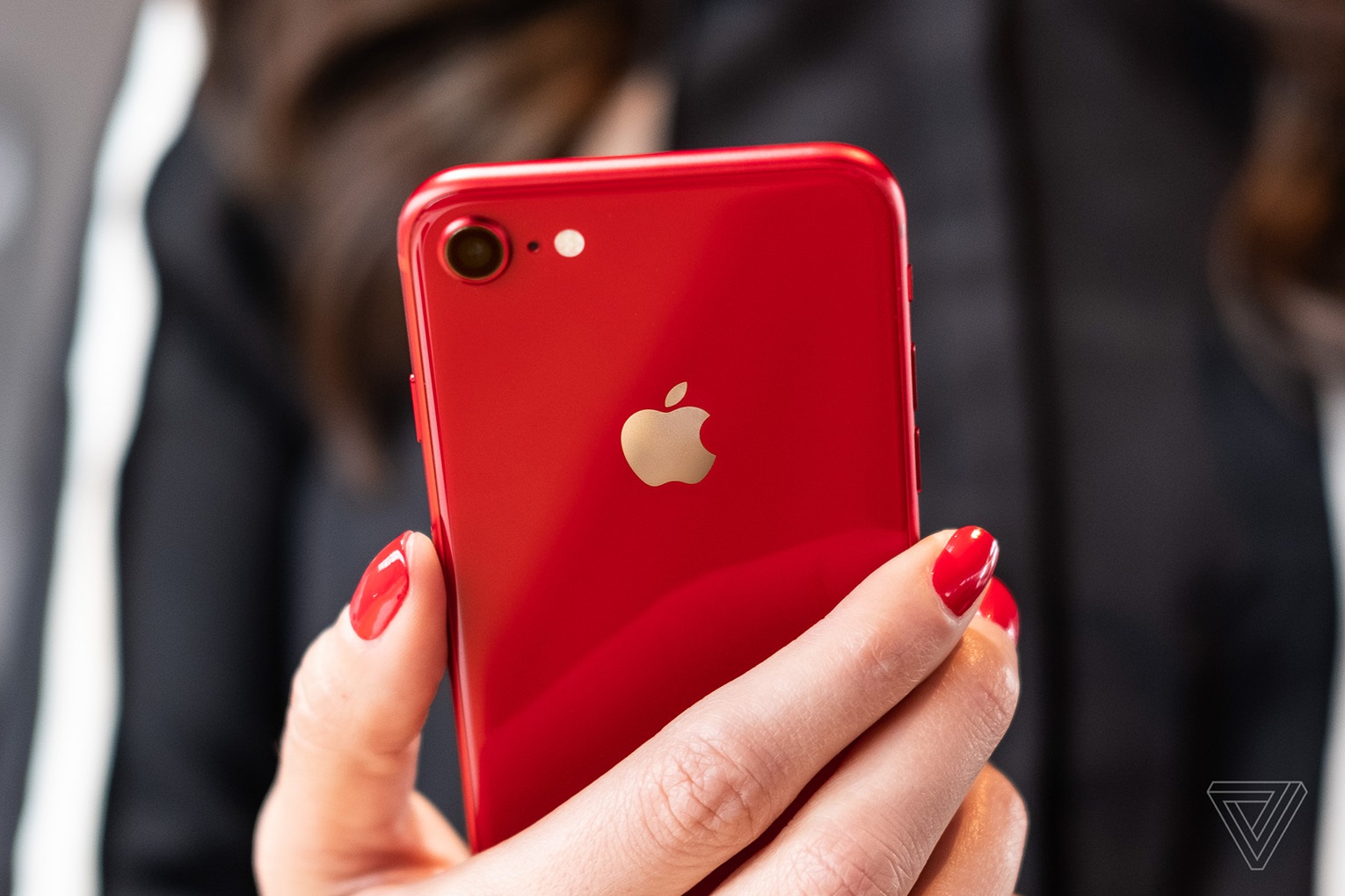 فتاة تصفح هاتف